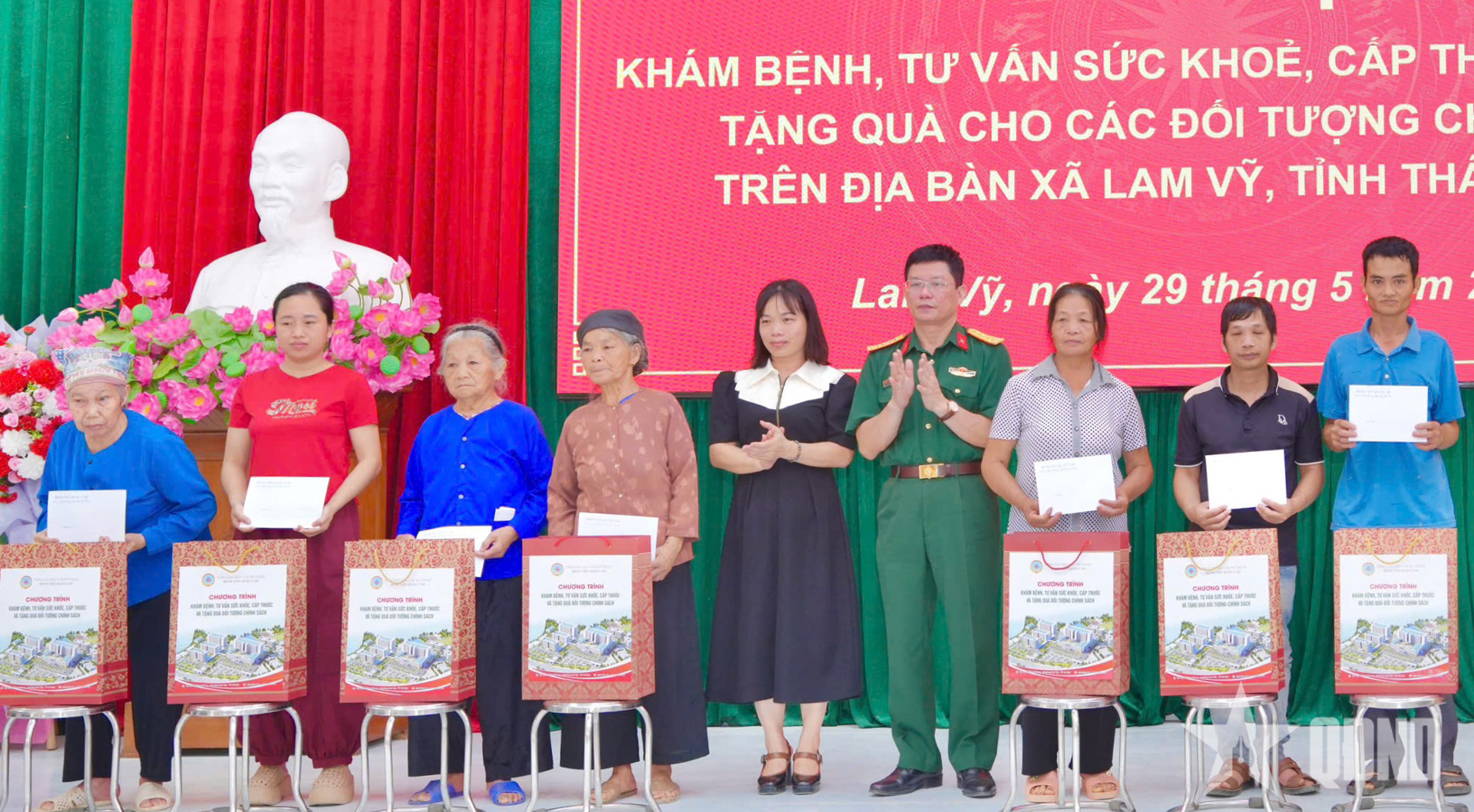 Bệnh viện Quân y 105 khám bệnh cho các đối tượng chính sách xã Lam Vỹ, tỉnh Thái Nguyên